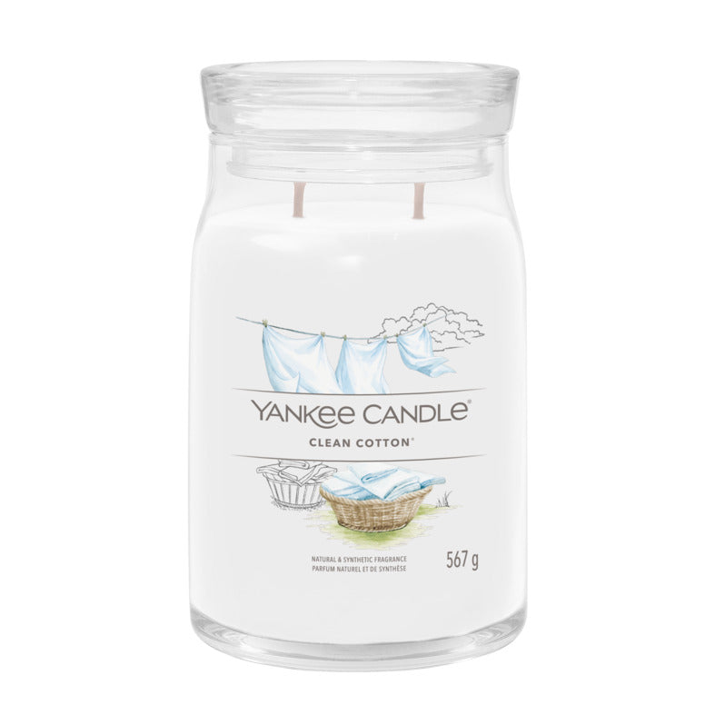 Questa è una fragranza Fresca e Pulita. Una fragranza che evoca il profumo del cotone asciugato al sole, ispirata a note verdi, fiori bianchi, con un tocco di limone. Candela realizzata con due stoppini e un mix di altissima qualità di cera di soia. Tempo di combustione: 60 a 90 ore. In negozio e online su tuttochic.it