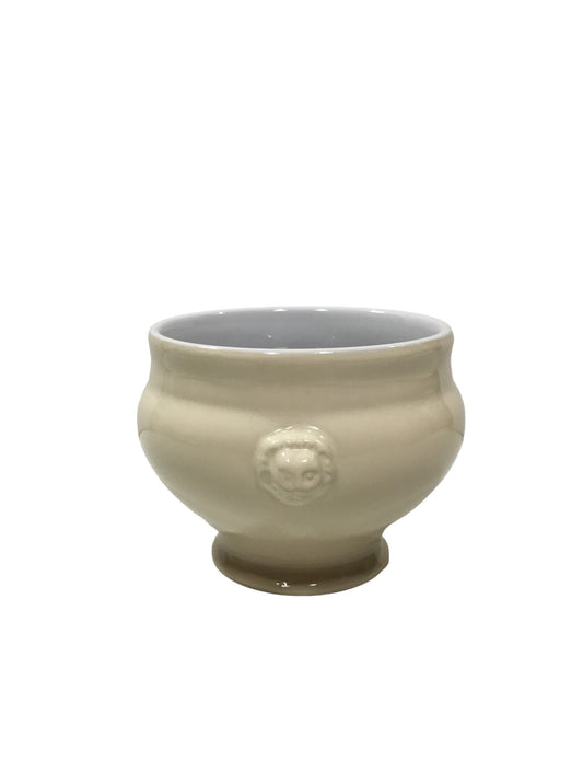 Tazza per brodo in gres porcellanato di colore beige, decorato con 2 teste di leone. Dimensioni: cm cm 10 x 9 h. Capacità: 500 ml Temperature sopportate: da -20° a +250°. In negozio e online su tuttochic.it