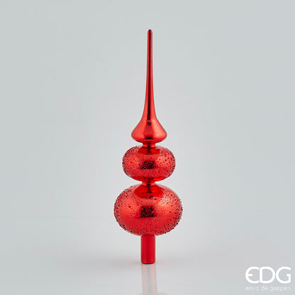 Grande puntale per albero di Natale in vetro soffiato color rosso lucido, altezza 35 cm, caratterizzato da lancia liscia e due sfere sovrapposte con texture a rilievo effetto diamantato, brand EDG.