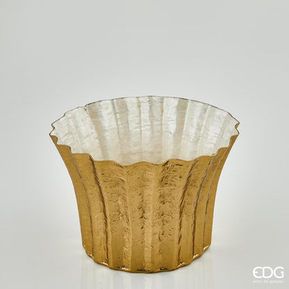 Vaso Brass in metallo colore oro, interno madreperlato avorio. Dimensioni: altezza cm. 23, diametro cm. 32.