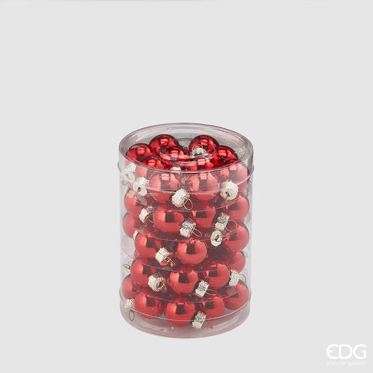Confezione di 50 palline in vetro di colore rosso lucido dal diametro di 2 cm. Ideali per arricchire e personalizzare le tue decorazioni natalizie. In negozio e online su tuttochic.it
