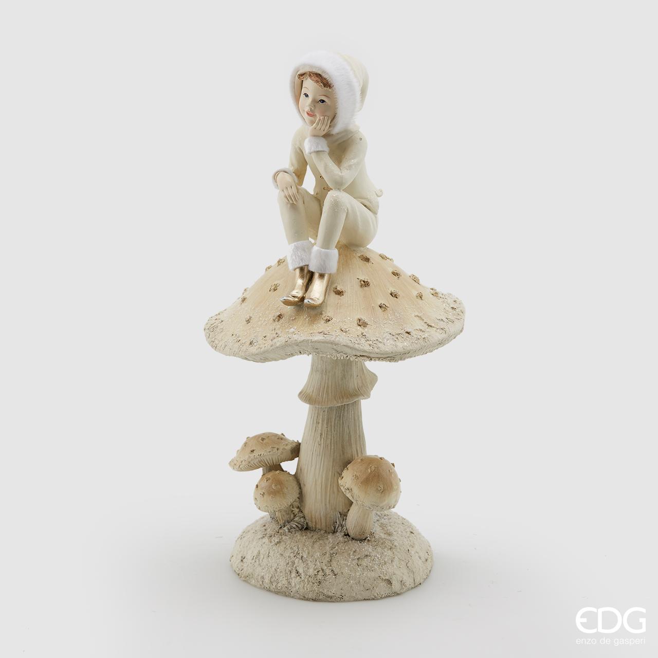 Bambino su fungo in resina decorata con glitter e pelliccia bianca. Dimensioni: cm 16 x 32 h