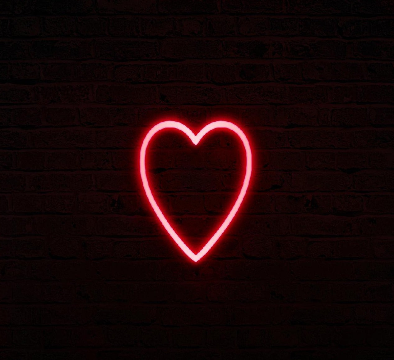 Neon led a forma di cuore a 2 facce. Dimensioni: cm 24 x 30 h, 2 mt di filo, 105 led luce fissa rossa. Consumo totale 3,6W