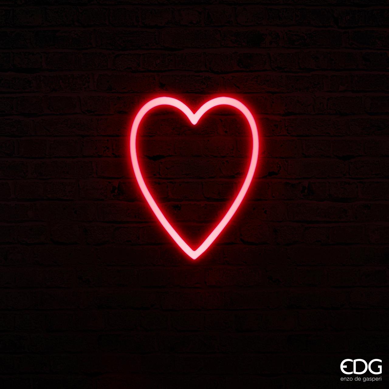 Neon led a forma di cuore a 2 facce. Dimensioni: cm 32 x 40 h, 2 mt di filo, 140 led luce fissa rossa.