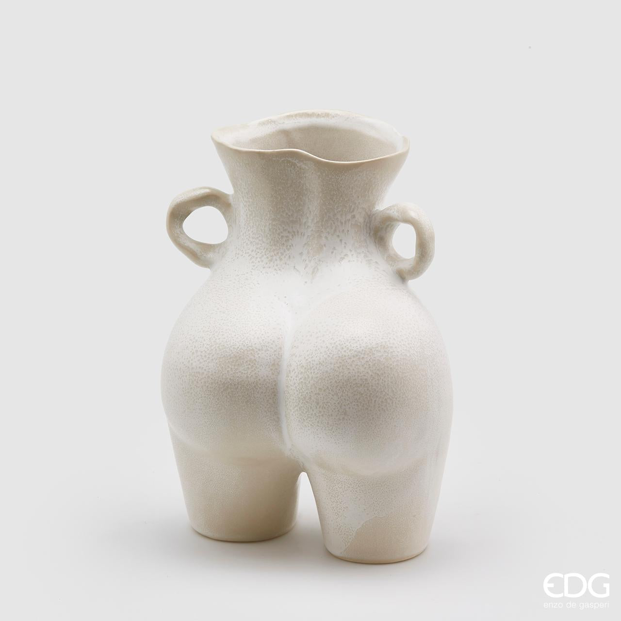 Vaso portafiori in ceramica di colore avorio dalla forma particolare ed originale. Dimensioni: cm 20 x 16,5 x 27 h. In negozio e online su tuttochic.it