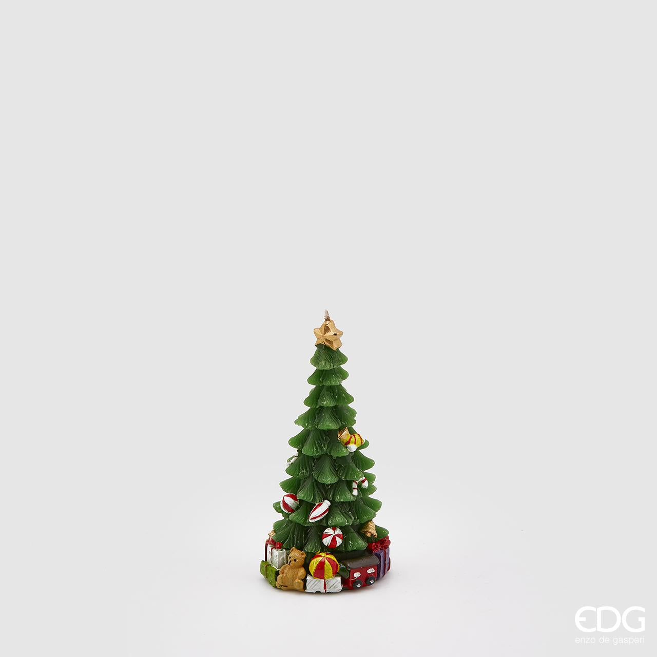 Candela decorata a forma di albero di natale con stoppino. Dimensioni: cm ø 5,5 x 12,5 h. In negozio e online su tuttochic.it