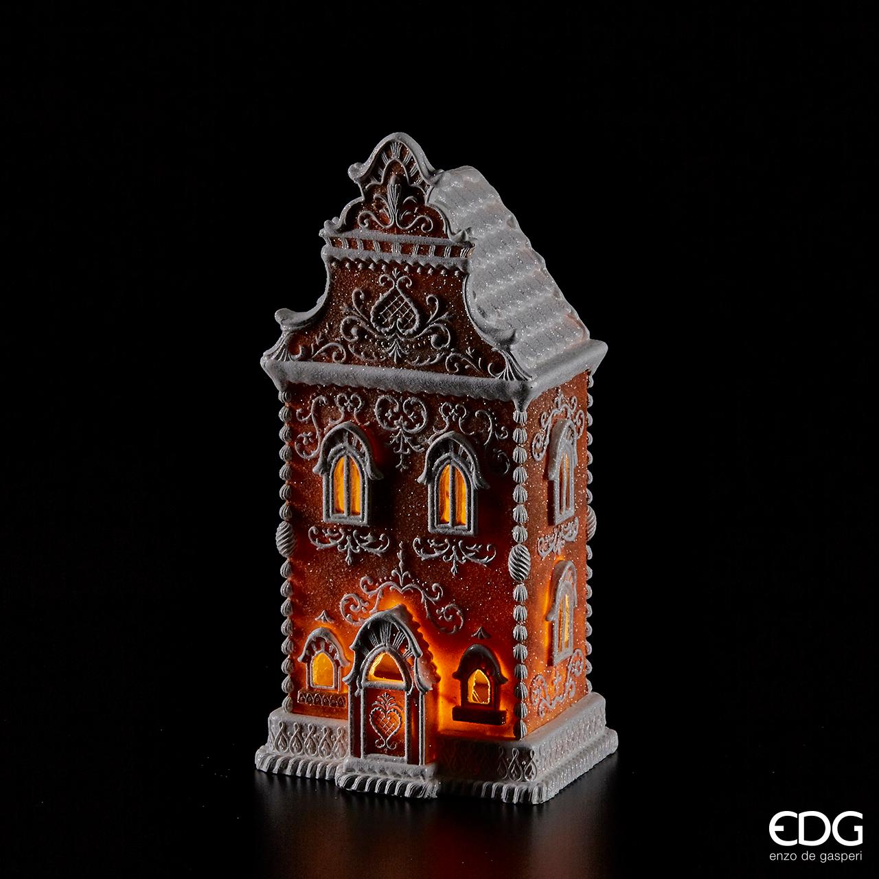 Casa Marzapane in resina decorata con glitter, illuminata internamente con luci a led che funzionano con 3 batterie stilo (incluse). Dimensioni: cm 16 x 14 x 34. In negozio e online su tuttochic.it