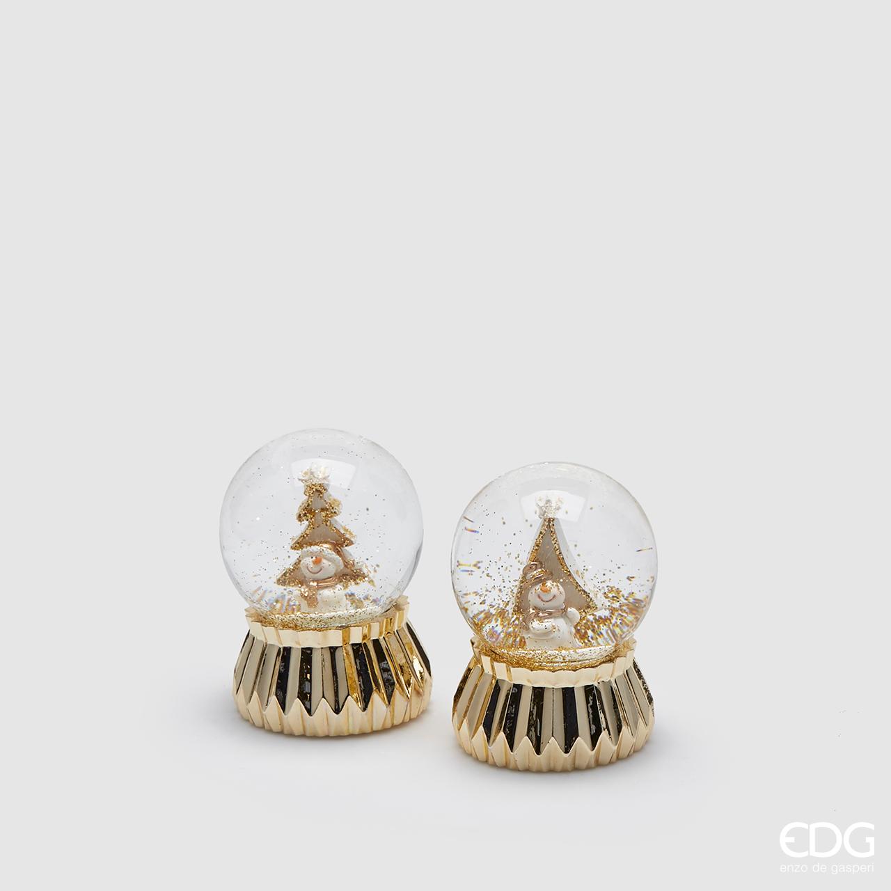 Mini sferacqua con pupazzo di neve e glitter oro. Base in platica oro metal e sfera in vetro. Dimensioni: cm 4 x 6 h. In negozio e online su tuttochic.it