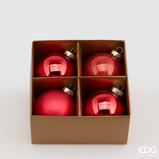 Confezione di 4 palline in vetro di colore rosso (2 lucide, 1 opaca e 1 glitterata) con diametro di 8 cm. In negozio e online su tuttochic.it