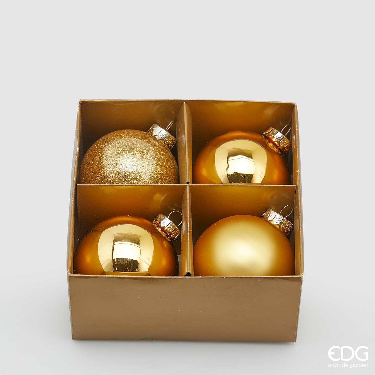 Confezione di 4 palline in vetro di colore oro (2 lucide, 1 opaca e 1 glitterata) con diametro di 8 cm. In negozio e online su tuttochic.it