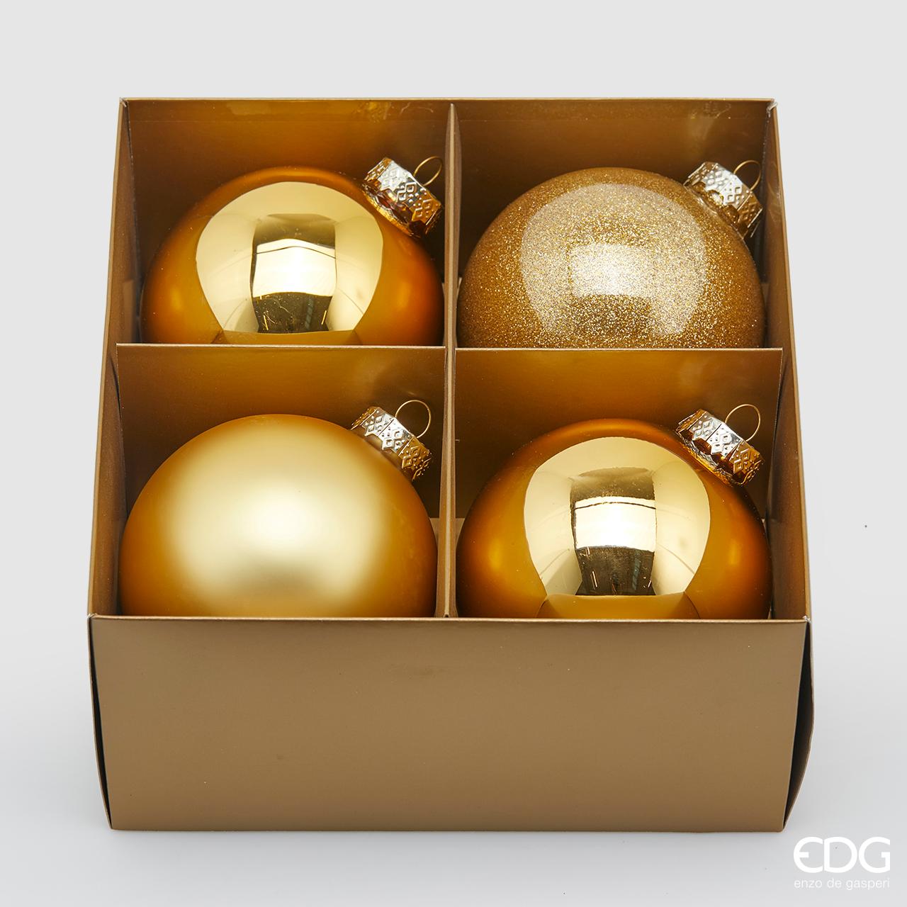 Confezione di 4 palline in vetro di colore oro (2 lucide, 1 opaca e 1 glitterata) con diametro di 10 cm. In negozio e online su tuttochic.it
