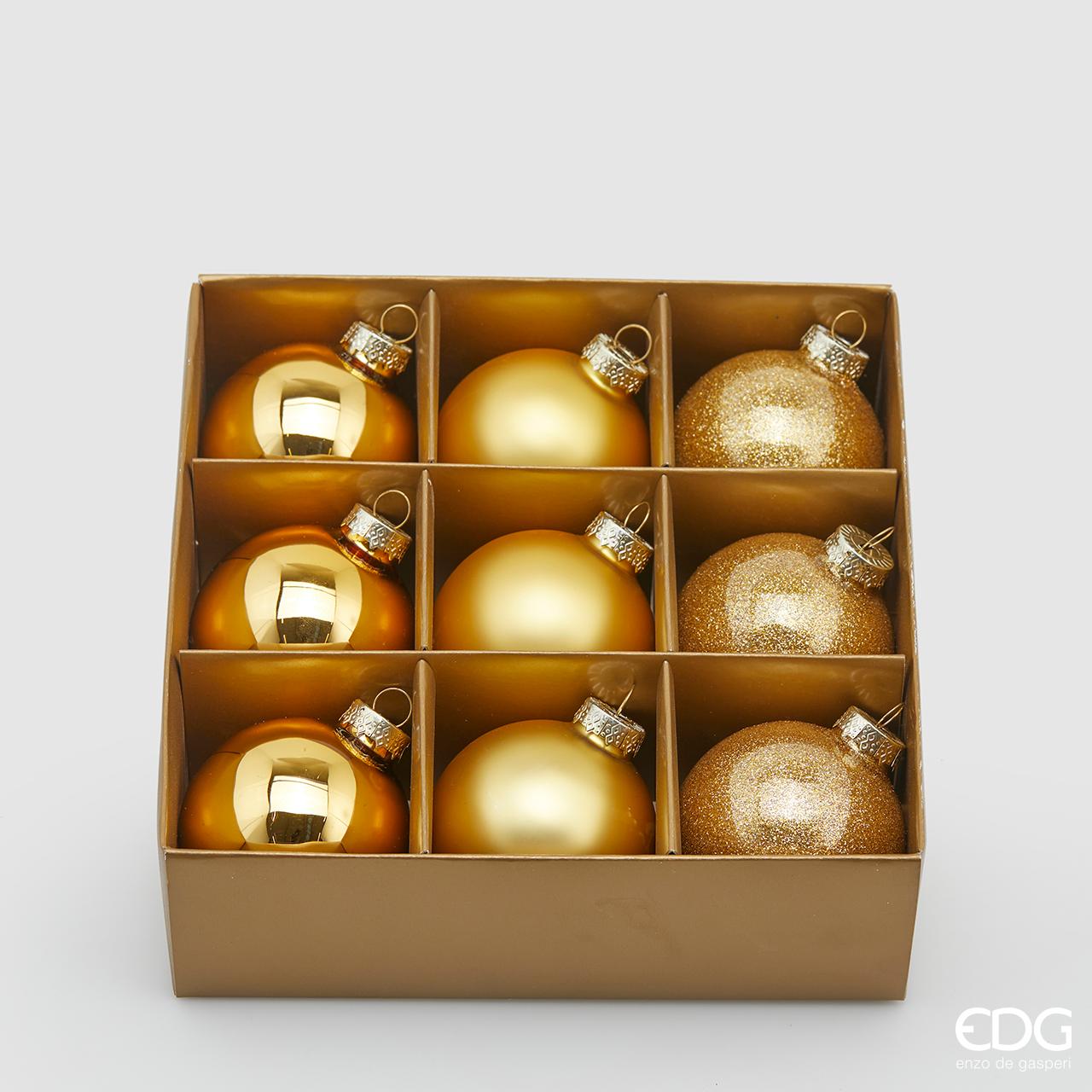Confezione di 9 palline in vetro di colore oro (3 lucide, 3 opaca e 3 glitterata) con diametro di 6 cm. In negozio e online su tuttochic.it