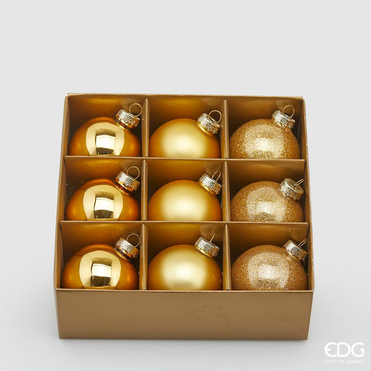 Confezione di 9 palline in vetro di colore oro (3 lucide, 3 opaca e 3 glitterata) con diametro di 6 cm. In negozio e online su tuttochic.it