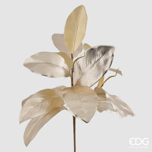 Ramo con foglie artificiale di Magnolia color oro. Dimensioni: h 40 cm. Ideale per creare ed arricchire composizioni di ogni genere. In negozio e online su tuttochic.it