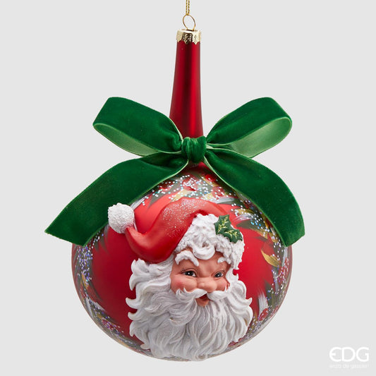 Palla in vetro collo lungo decorata con applicazione in resina colorata di Babbo Natale su fondo rosso. Decorazione per albero di Natale. Dimensione: diametro cm 12, altezza cm 18. In negozio e online su tuttochic.it