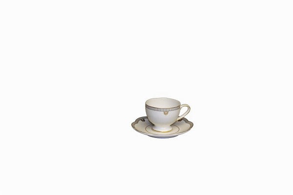 Servizio da caffè in porcellana lavorata e decorata con oro zecchino, composto da: 12 tazzine da caffè con piattino in porcellana 1 zuccheriera in porcellana 1 lattiera in porcellana 1 caffettiera in porcellana. In negozio e online su tuttochic.it