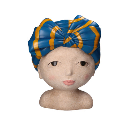 Cachepot in resina con turbante decorato di colore blu. Dimensioni: cm 20 x 19 x 34 h. CON… TURBANTE BELLEZZA Ad occhi aperti le vedi, ad occhi chiusi le sogni. Le donne del Sud America hanno una conturbante bellezza. Femminili cachepot da collezione, omaggio a Carmen Miranda. In negozio e online su tuttochic.it