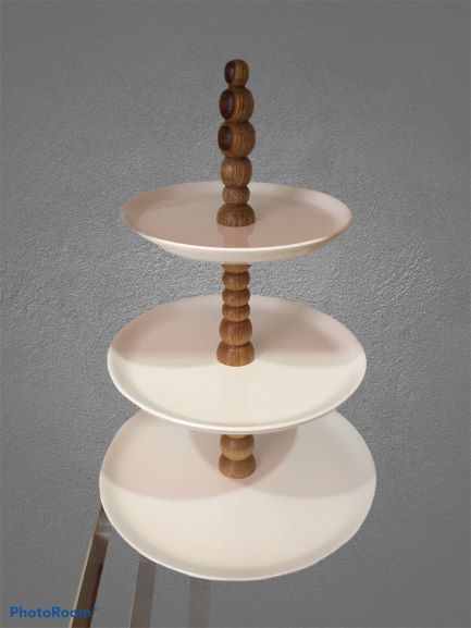 Alzata 3 piani in ceramica e legno. Dimensioni: altezza cm 48, diametro cm 30. Pratica e bella.