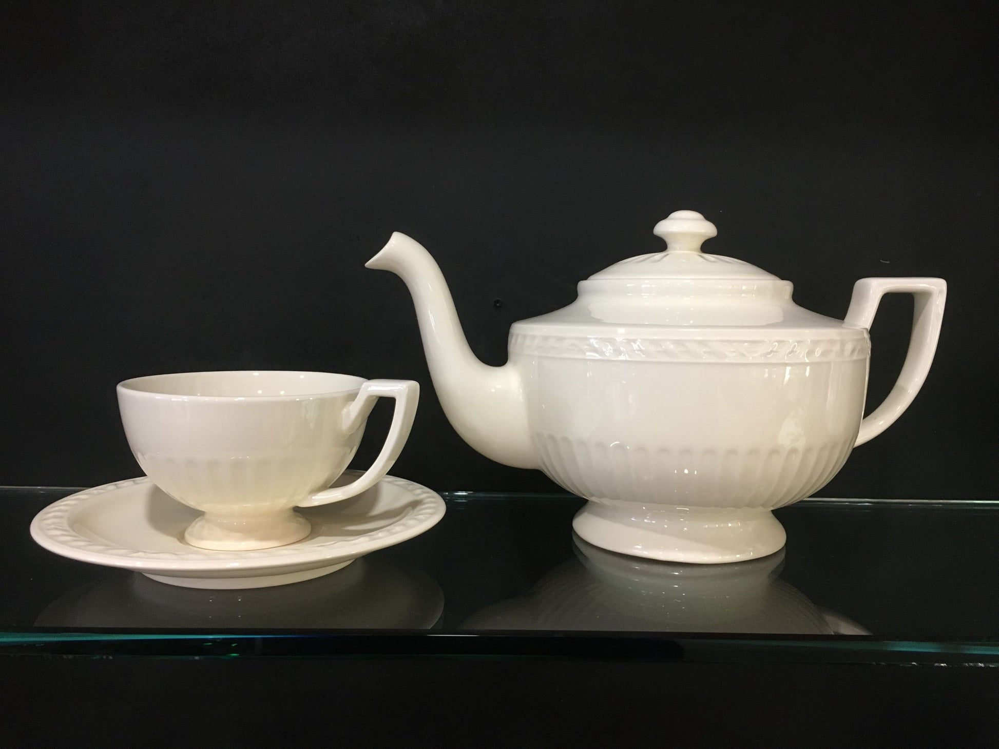 Servizio da tè in porcellana lavorata composto da : 6 tazza da tè con piattino in porcellana 1 teiera in porcellana. In negozio e online su tuttochic.it
