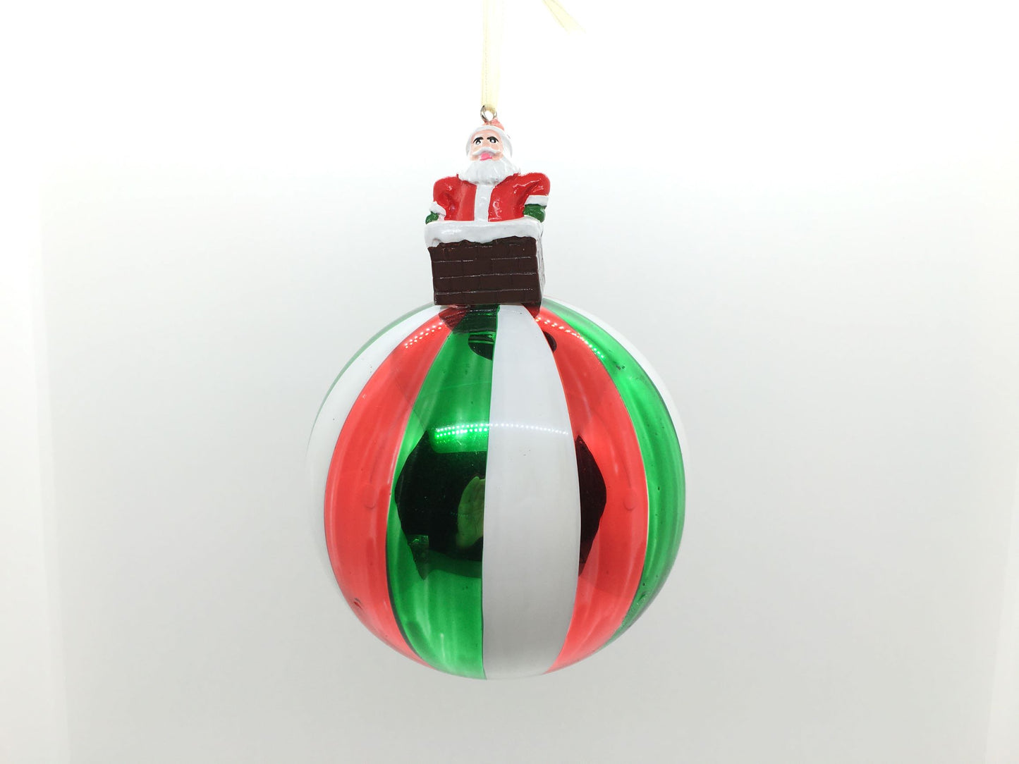 Palla in vetro dipinta a spicci con Babbo Natale. Decorazione per albero di Natale. Dimensione: diametro cm 10, altezza cm 14
