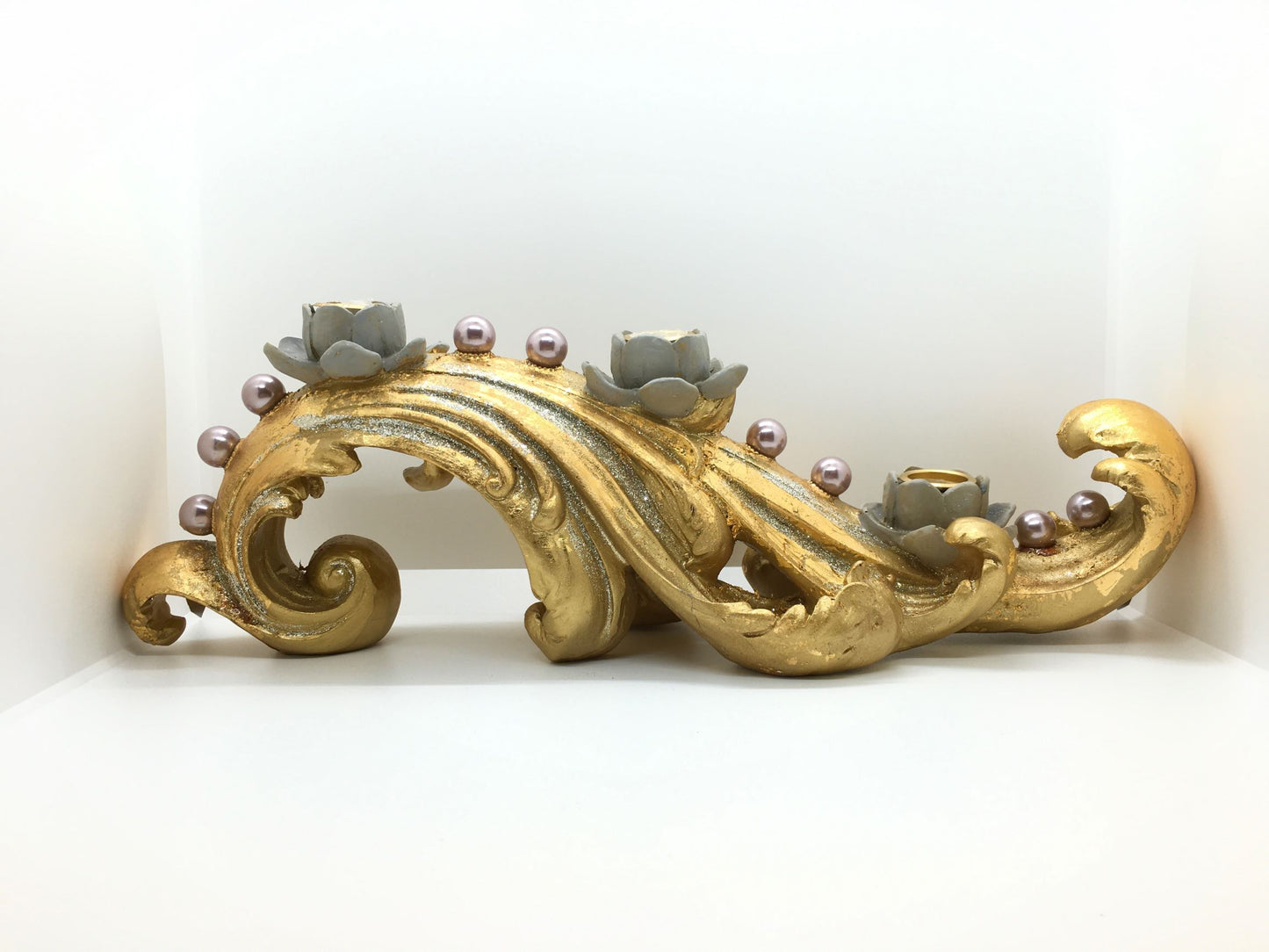 Portacandele in resina decorata con colori oro, grigio e glitter argentato. Dimensioni: cm 40 x 13 x 14 h