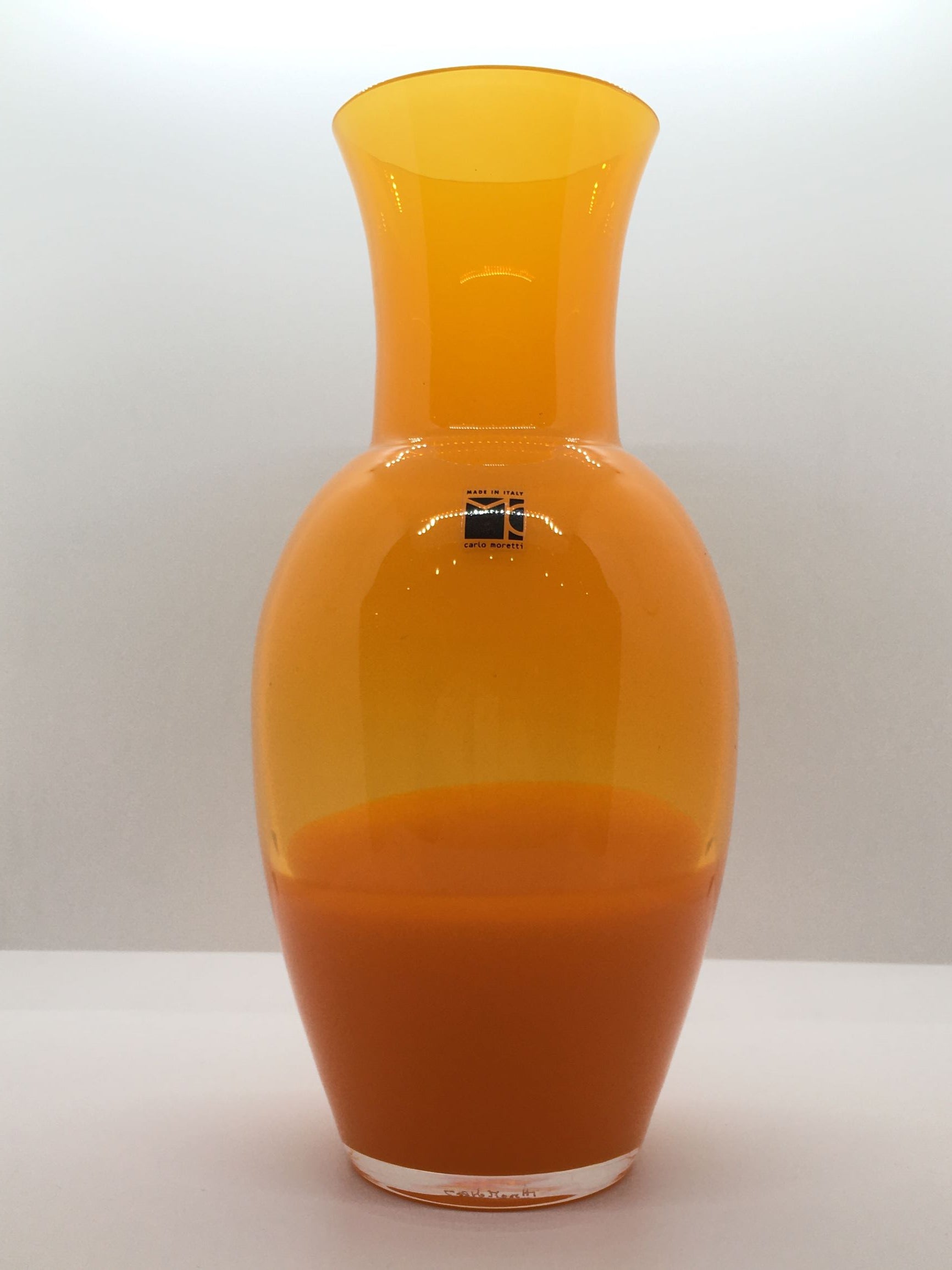 Vaso in vetro di Murano soffiato di colore arancione traslucido. EDIZIONE LIMITATA Dimensioni: altezza mm 250, diametro mm 140