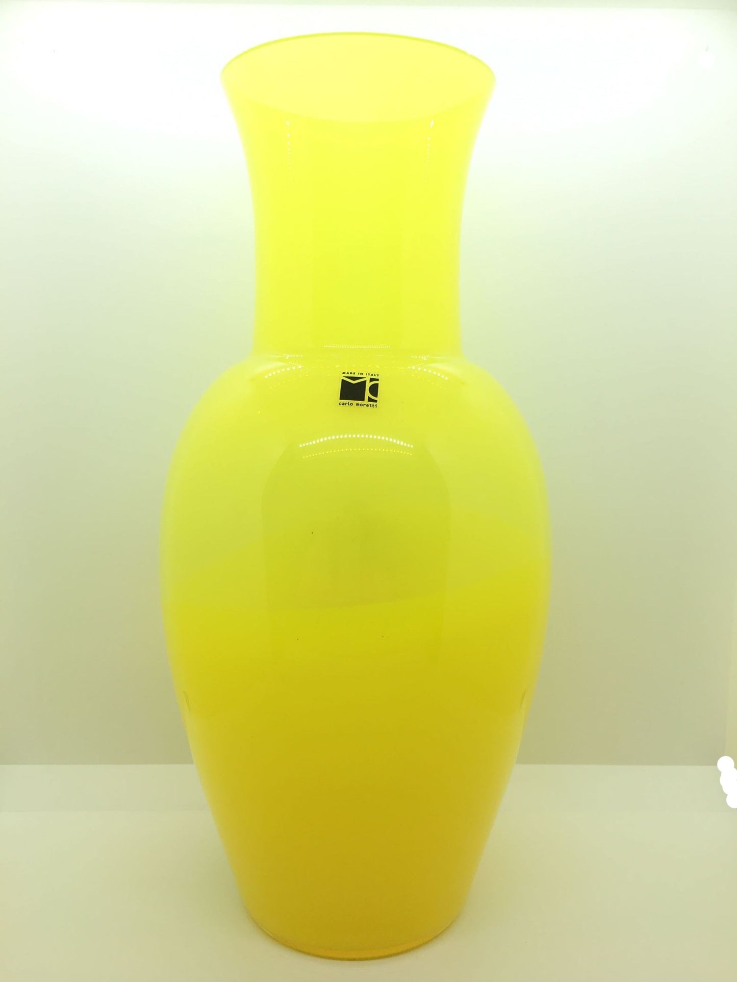 Vaso in vetro di Murano soffiato di colore giallo traslucido. EDIZIONE LIMITATA Dimensioni: altezza mm 350, diametro mm 190