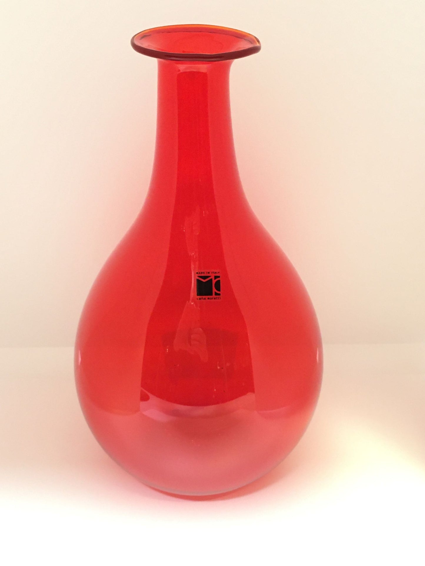 Vaso in vetro di Murano soffiato di colore rosso traslucido. EDIZIONE LIMITATA Dimensioni: altezza mm 290, diametro mm 180
