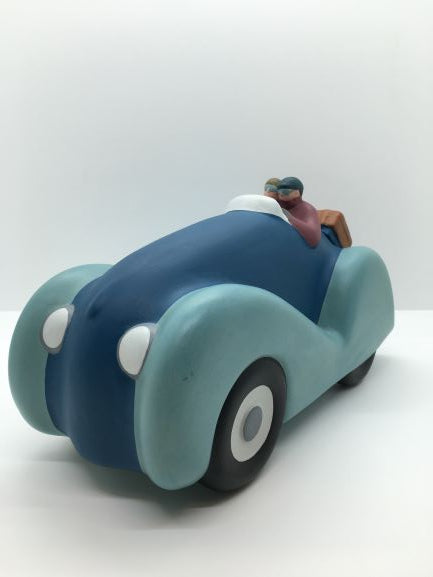 Auto con coppia in ceramica interamente prodotta e dipinta a mano. Made in Italy Dimensioni: cm 9,5 x 23,5 x 13 h
