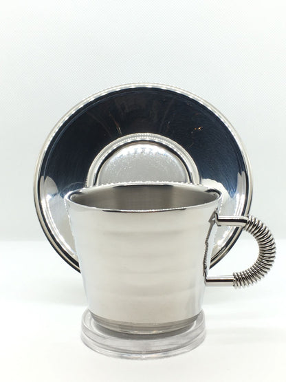 Tazza da cappuccino con piattino in acciaio inossidabile 18/10, realizzata con una doppia parete termica per mantenere la bevanda calda senza scottarsi le labbra. Dimensioni: cm 6,5 h, diametro cm 14 Capacità: 20 cl.