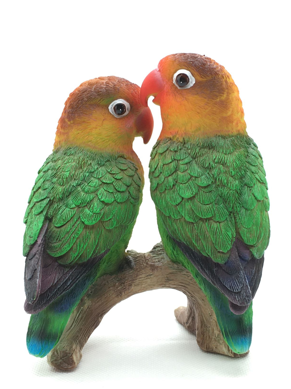 Coppia di due pappagalli su tronco in resina decorata a mano. Dimensioni: cm 11 x 7 x 13 h
