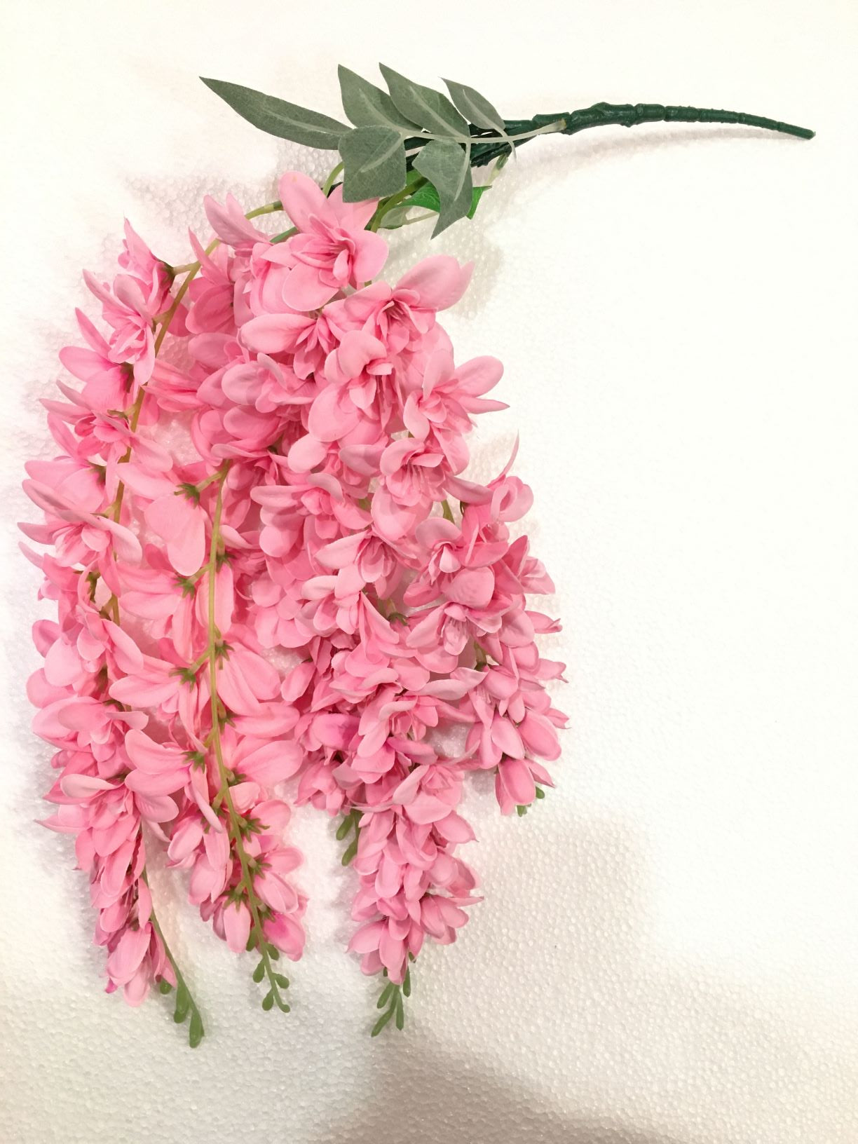 Fiore artificiale di Aelesia di colore rosa. Dimensioni: cm 68. In negozio e online su tuttochic.it