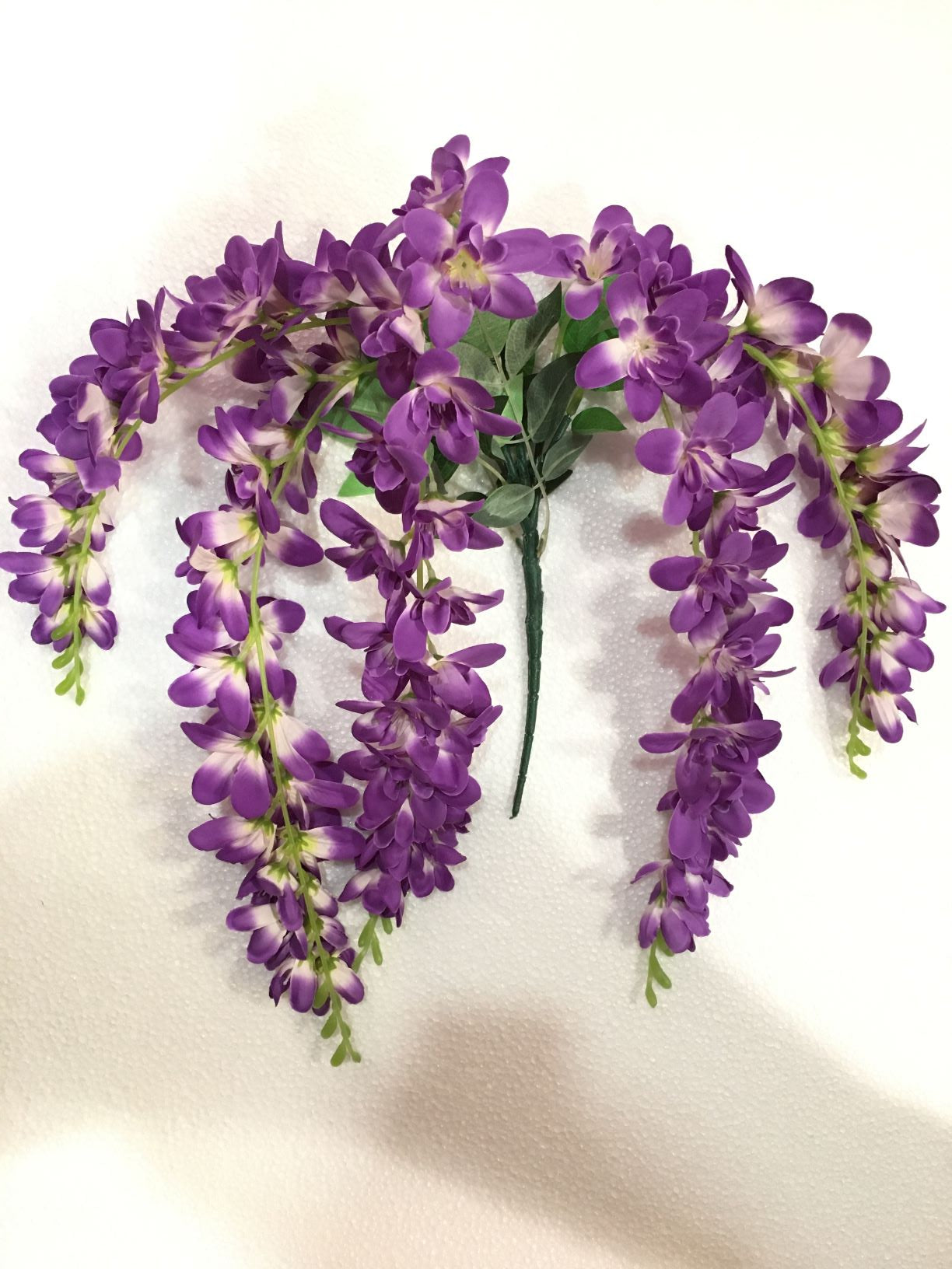Fiore artificiale di Aelesia di colore viola. Dimensioni: cm 68 Petali in tessuto. In negozio e online su tuttochic.it