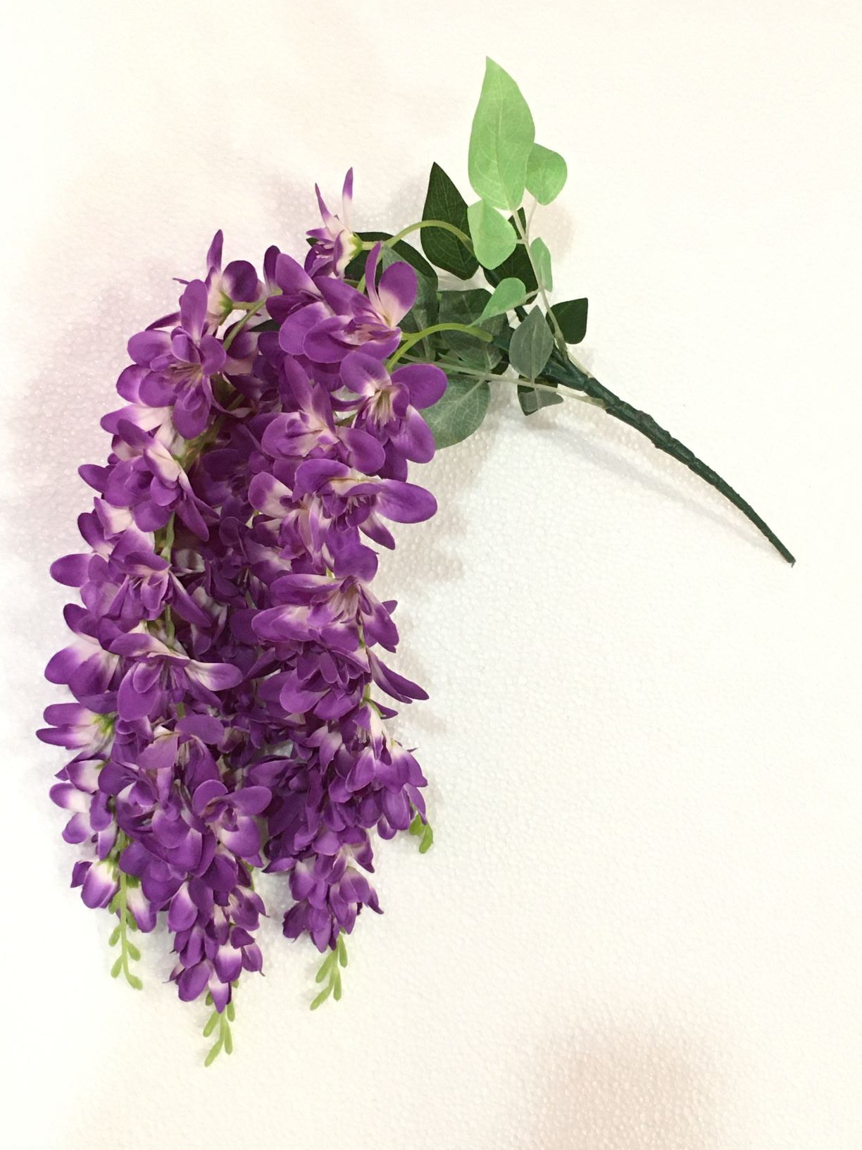 Fiore artificiale di Aelesia di colore viola. Dimensioni: cm 68 Petali in tessuto. In negozio e online su tuttochic.it