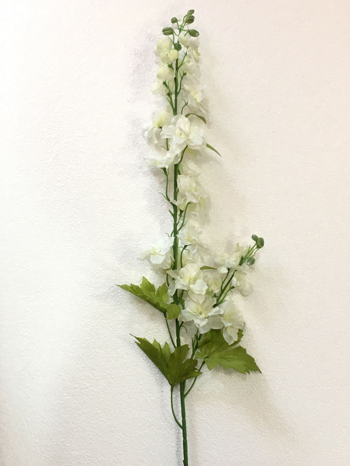 Fiore artificiale Delphinium di colore bianco. Dimensioni: cm 100. In negozio e online su tuttochic.it
