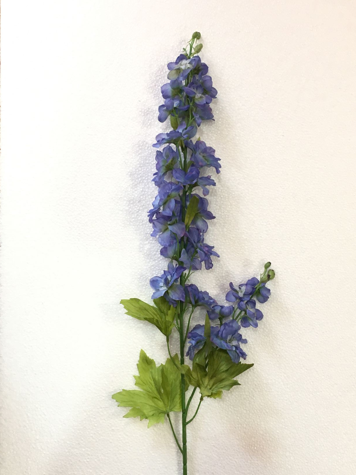 Fiore artificiale Delphinium di colore glicine. Dimensioni: cm 100 Petali e foglie in tessuto, rametti in plastica. In negozio e online su tuttochic.it