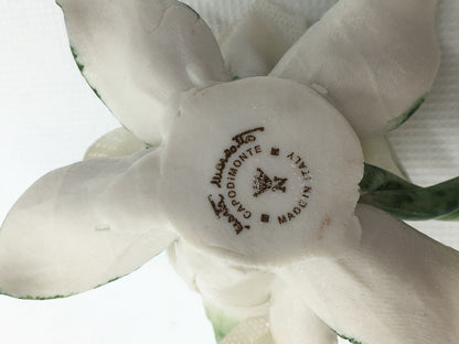 Tralcio con calla in ceramica di Capodimonte, fatto e decorato a mano. Firmato da Marta Marzotto, made in Italy. Dimensioni: cm 10 x 7,5 x 4 h