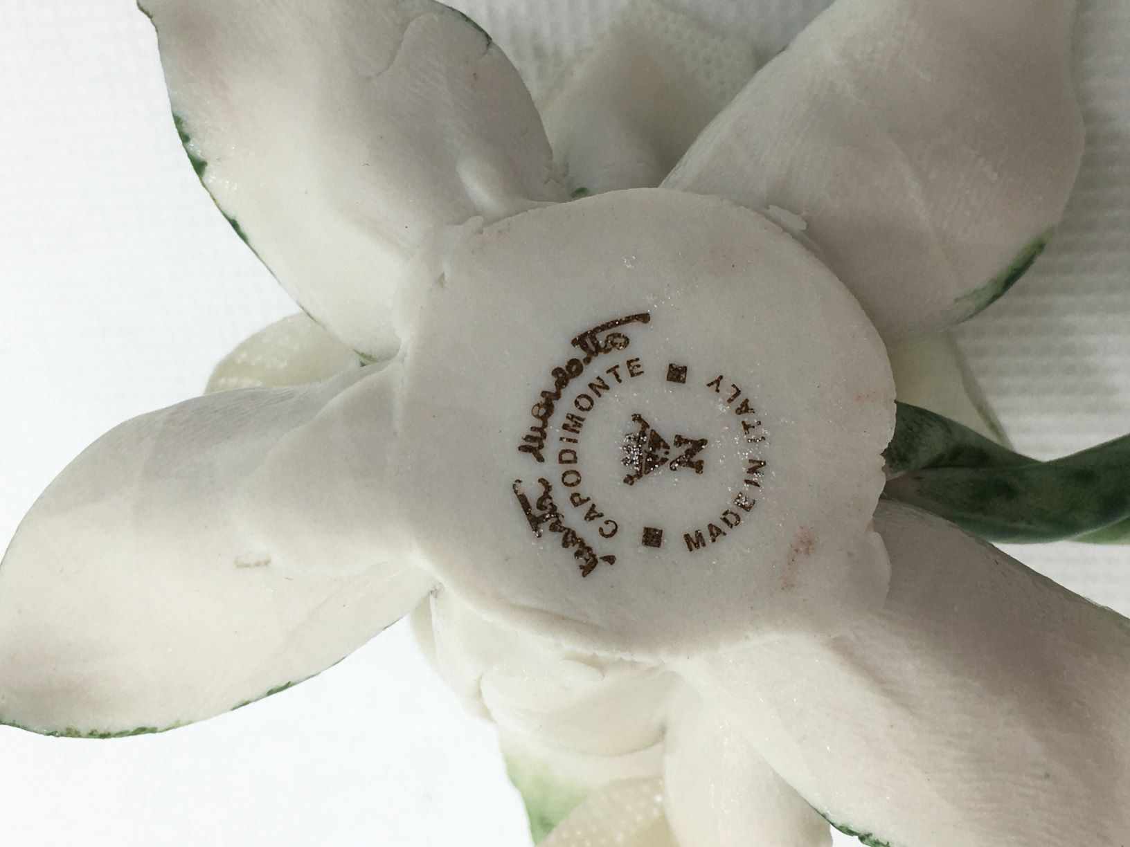 Tralcio con calla in ceramica di Capodimonte, fatto e decorato a mano. Firmato da Marta Marzotto, made in Italy. Dimensioni: cm 13 x 8 x 3 h