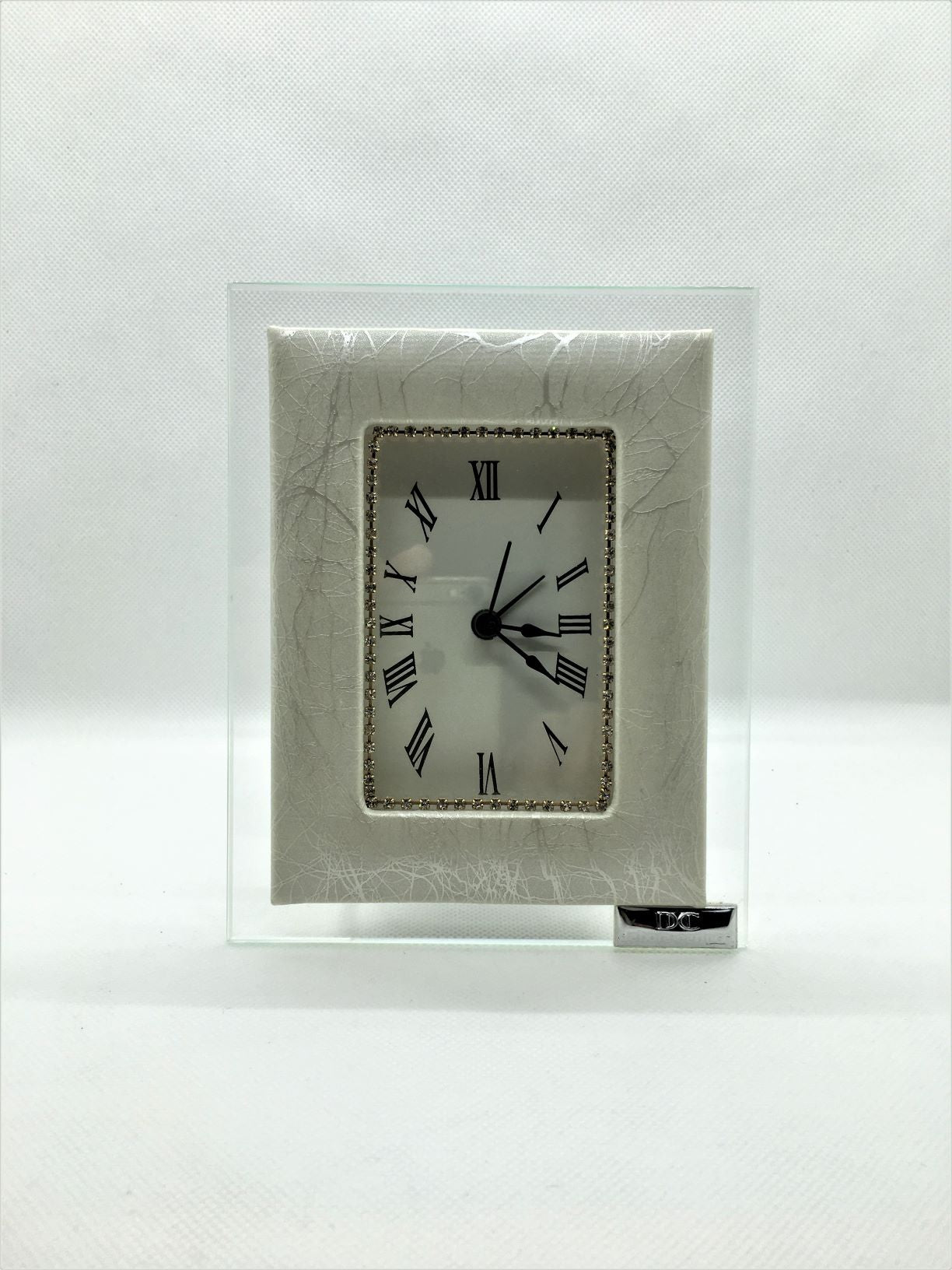 Orologio con sveglia da tavolo in vetro ed ecopelle. Dimensioni: cm 12 x 4 x 14,5 h Funzionamento a batteria (1 stilo inclusa)
