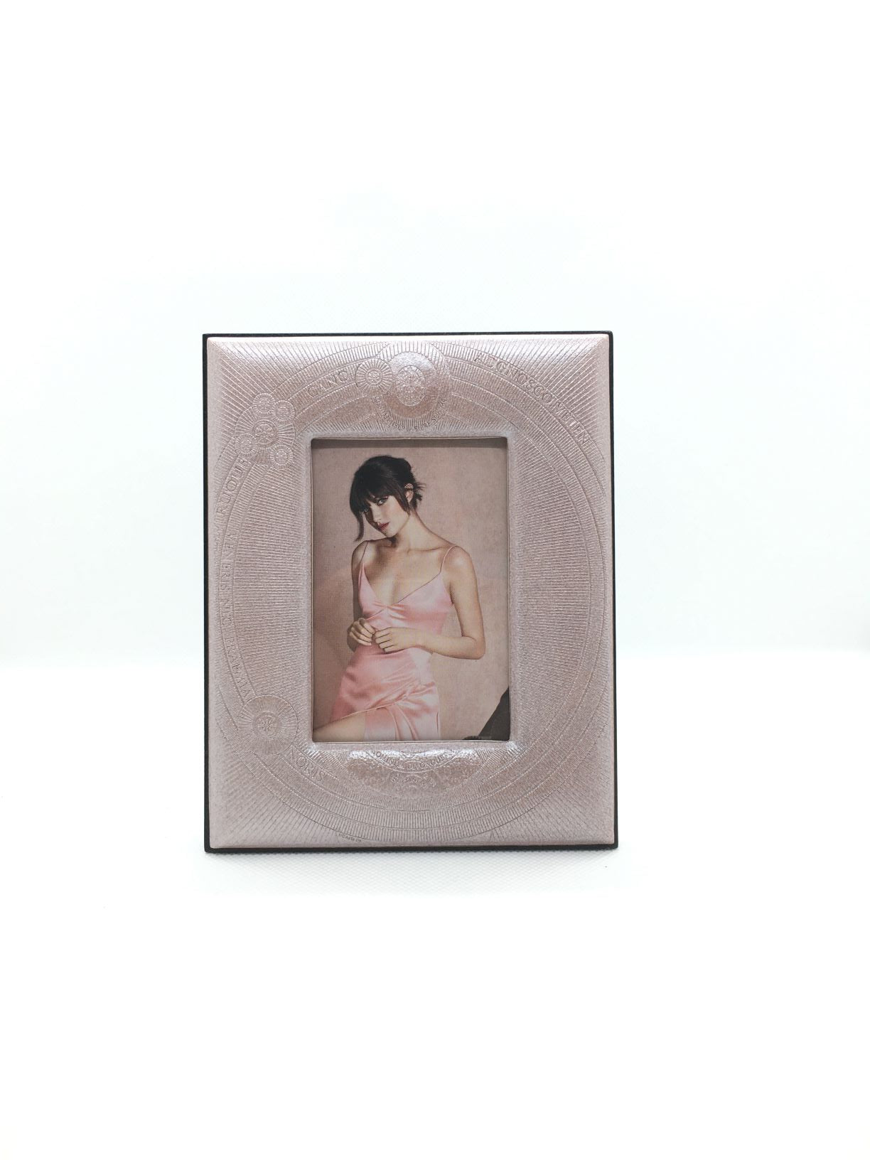 Portafoto in ecopelle con decoro a rilievo Gattinoni. Dimensioni: cm 11,5 x 5,5 x 14 h (dimensioni foto 6 x 9).