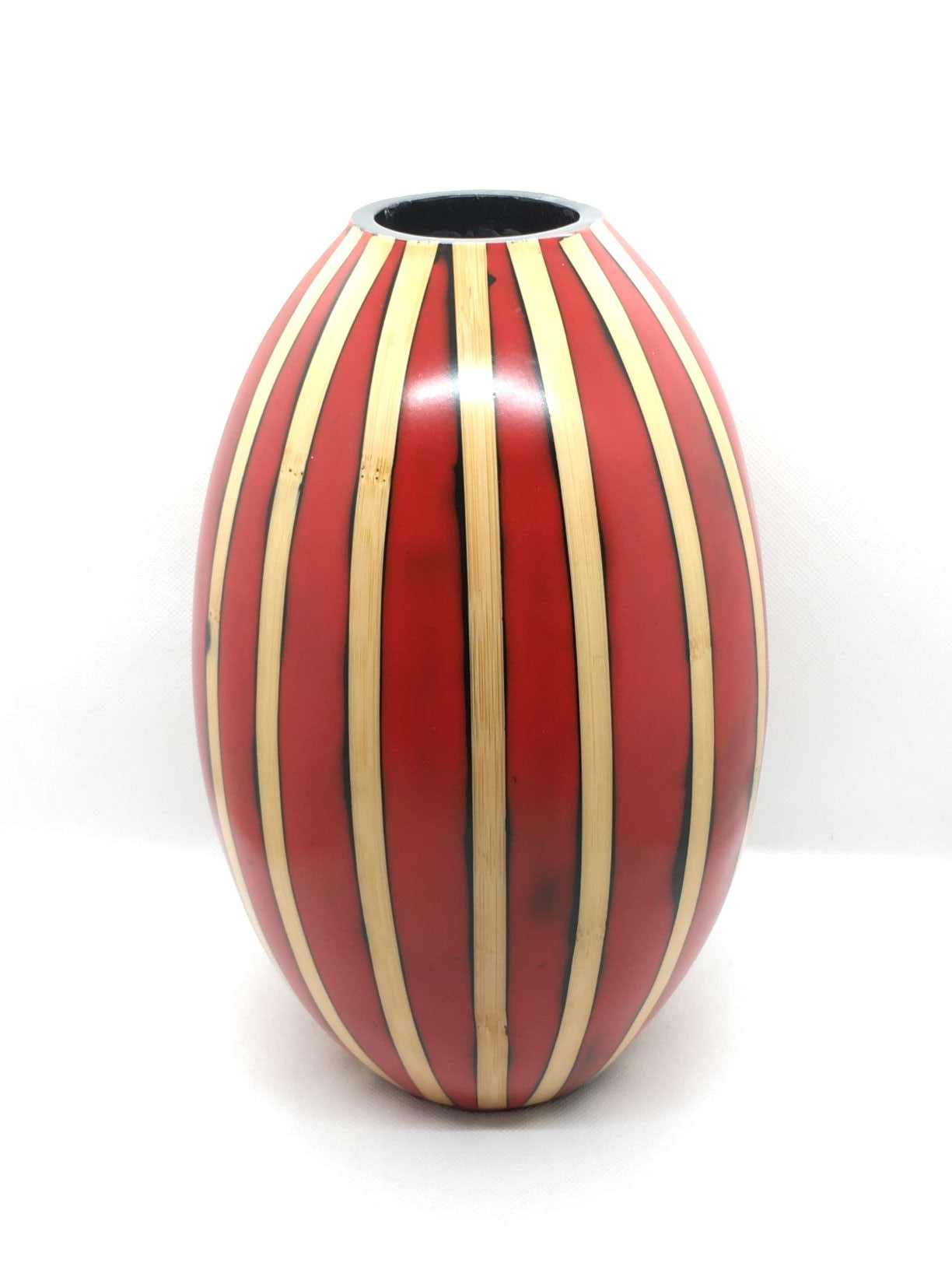 Vaso portafiori in resina decorato a strisce effetto legno. Dimensioni: cm 16 x 28 h. In negozio e online su tuttochic.it