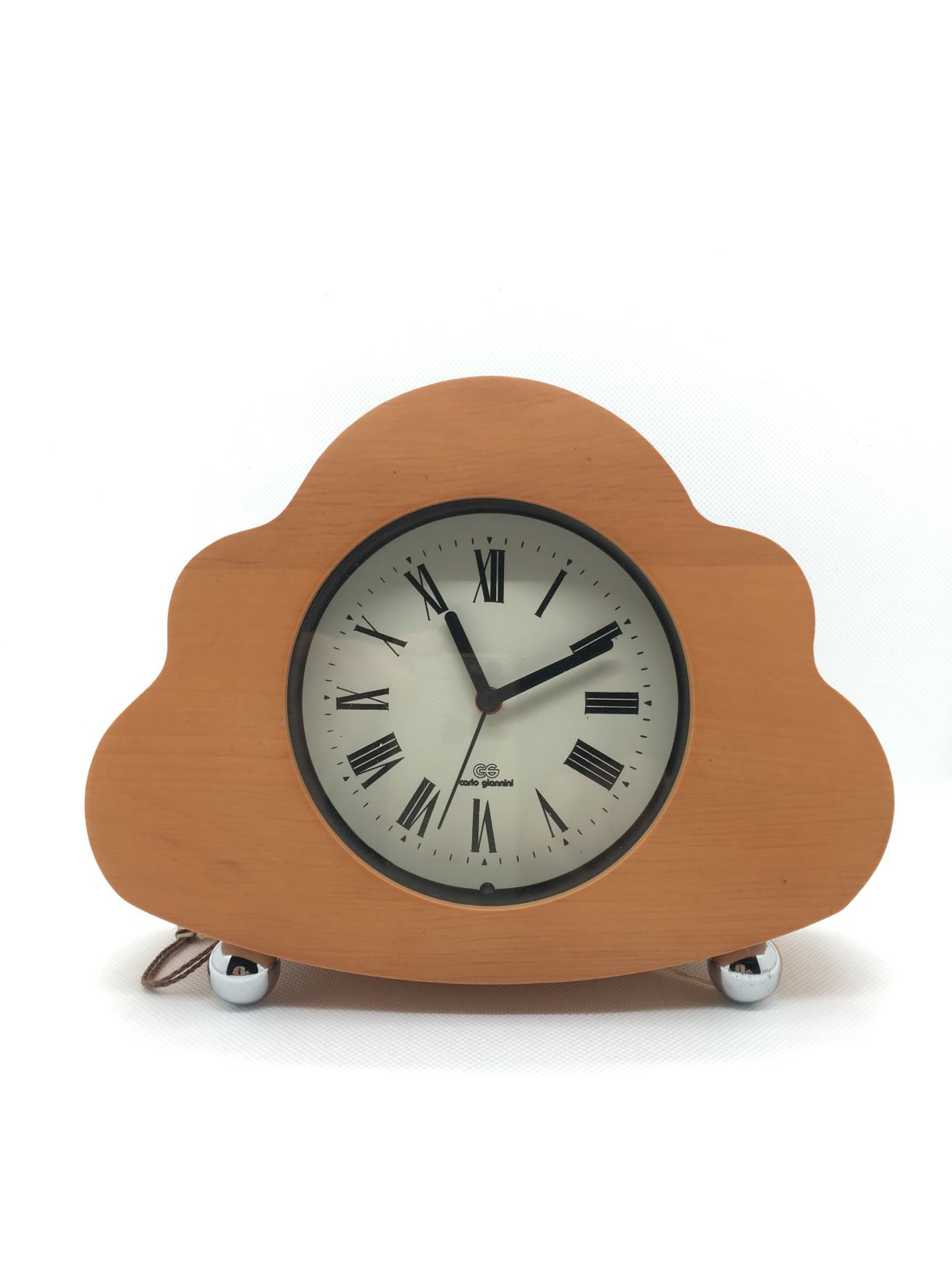Orologio con sveglia da tavolo in legno. Dimensioni: cm 19 x 5,5 x 14,5 h Funzionamento a batteria (1 stilo inclusa)
