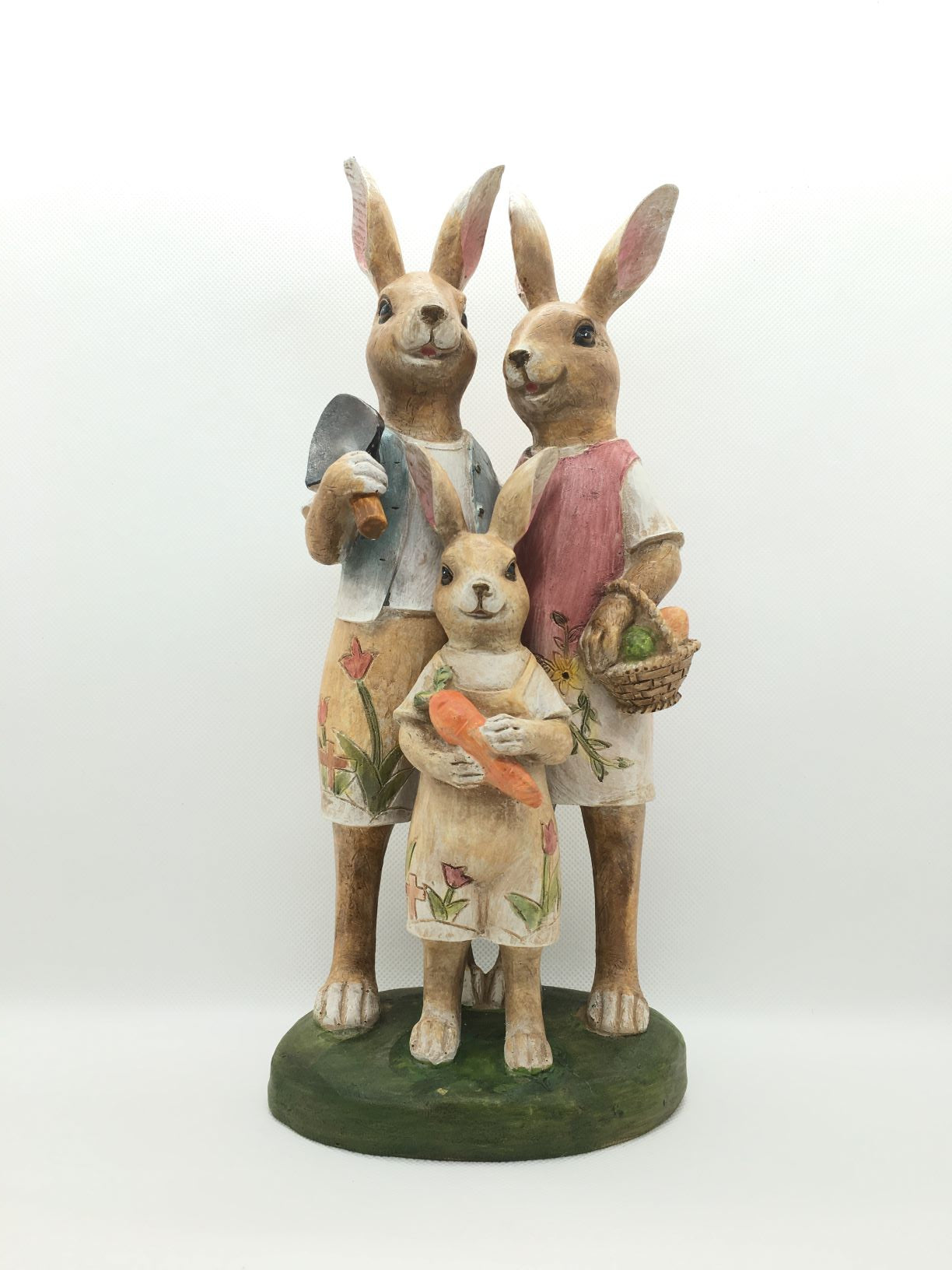Famigliola di conigli in resina decorata a mano. Dimensioni: cm 13 x 9 x 30 h