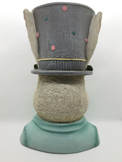 Busto di coniglio con cilindro portafiori o porta vaso in resina decorata a mano. Dimensioni: cm 20 x 16 x 30 h