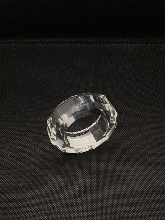Set di 4 legatovagliolo sagomato tondo in cristallo. Dimensioni: diametro cm 6 esterno, cm 4 interno.