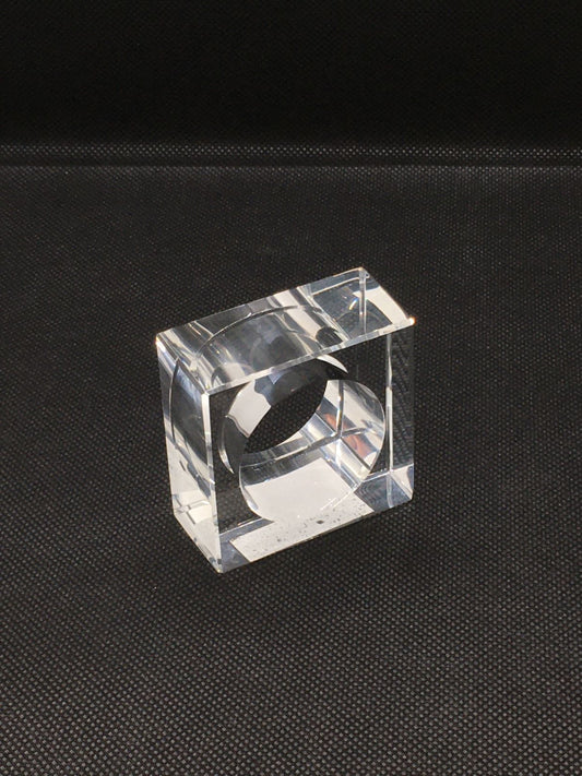 Set di 4 legatovagliolo quadrato in cristallo. Dimensioni: cm&nbsp;5 esterno, cm 3,5 diametro interno.