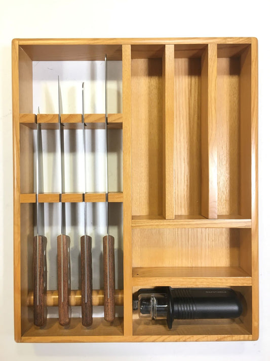 Portacoltelli e portaposate in legno composto da:1 coltello per prosciutto stretto1 coltello per arrosto1 coltello per pane1 coltello da cucina e 1 affilacoltelli. La linea Classica di Montana è caratterizzata da: lame realizzate in speciale acciaio e Manici realizzati in pregio palissandro indiano. tuttochic.it