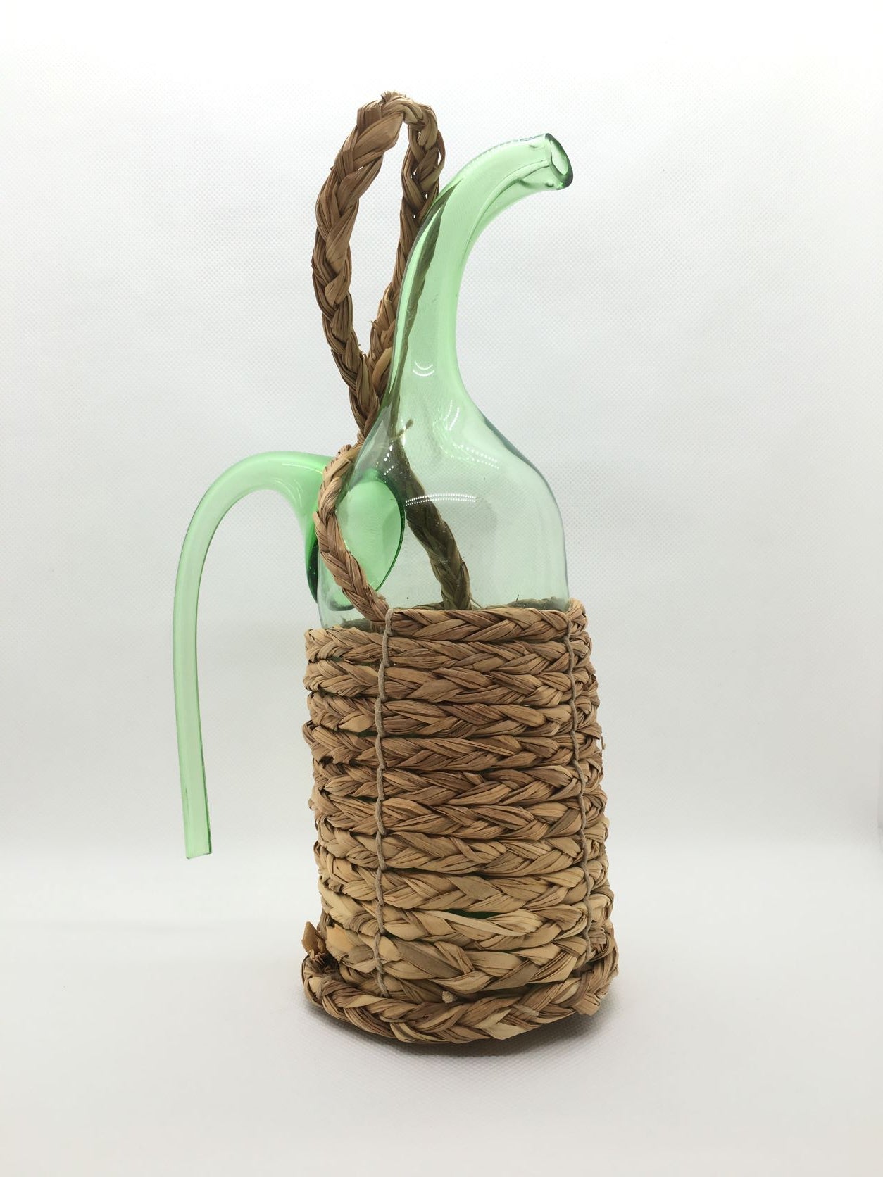 Bottiglia decorativa aspiraliquidi in vetro ricoperta con paglia intrecciata naturale. Dimensioni: cm 16 x 25 h. In negozio e online su tuttochic.it