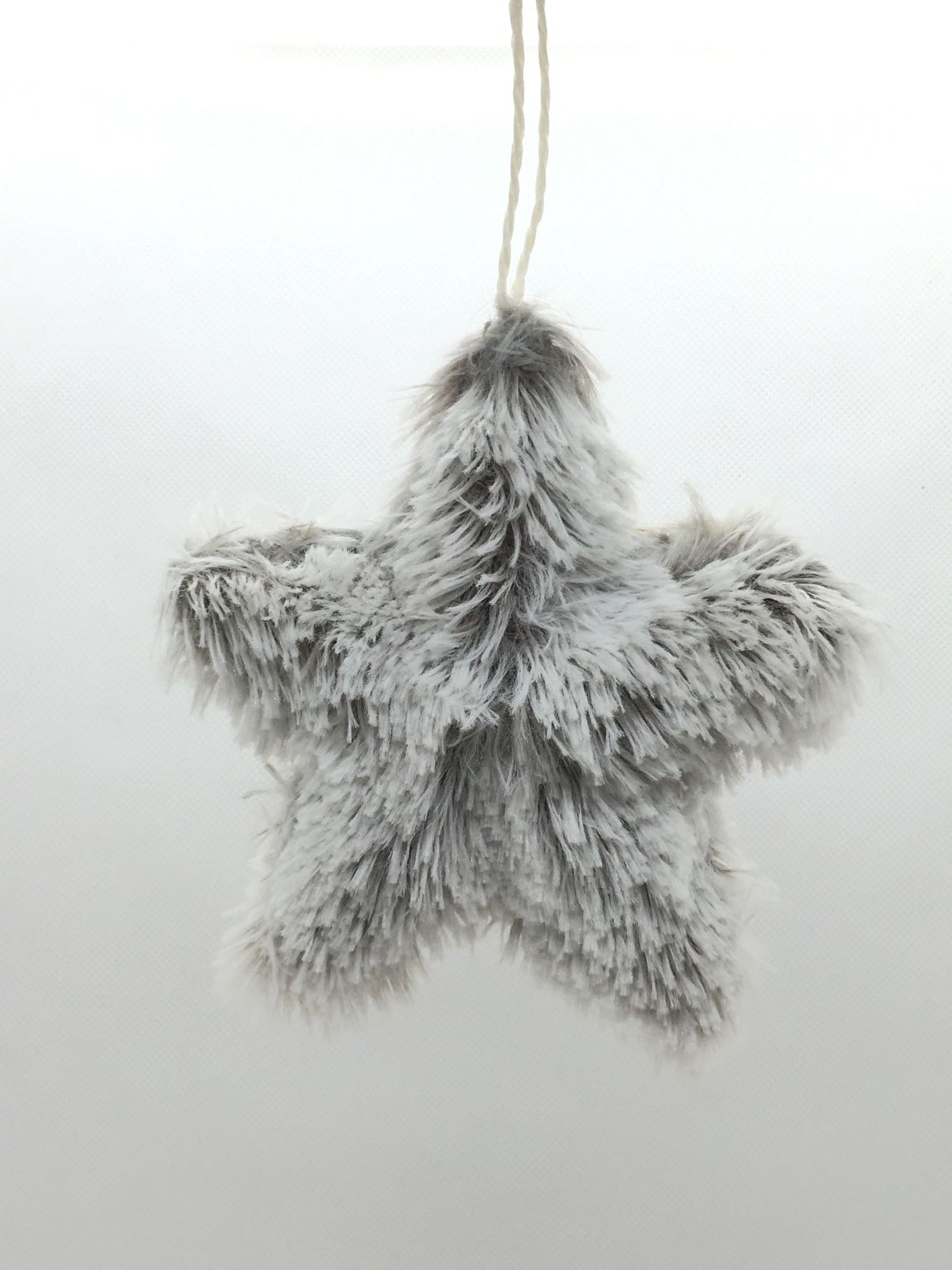 Decoro Stella in tessuto effetto peluche di colore grigio/bianco. Decorazione per albero di Natale e non solo. Dimensione: cm 13. In negozio e online su tuttochic.it