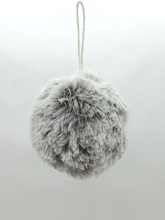 Decoro Pallina in tessuto effetto peluche di colore grigio/bianco. Decorazione per albero di Natale e non solo. Dimensione: ø cm 10. In negozio e online su tuttochic.it